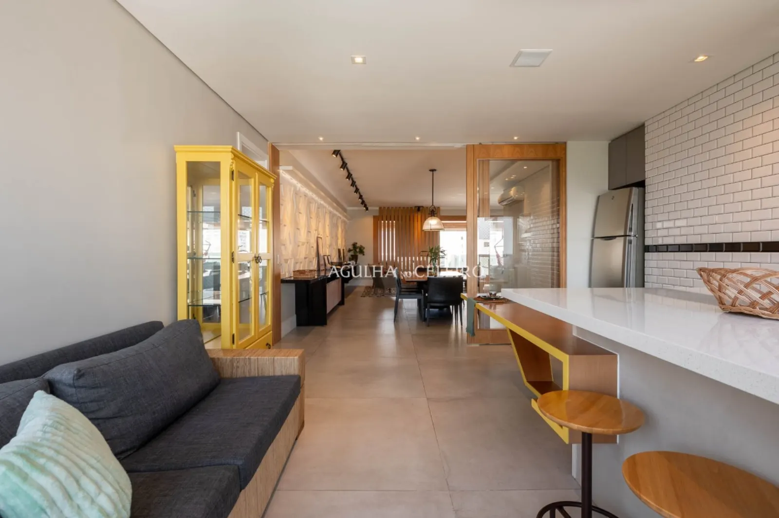Vista da planta do apartamento mostrando integração entre living, jantar e cozinha.